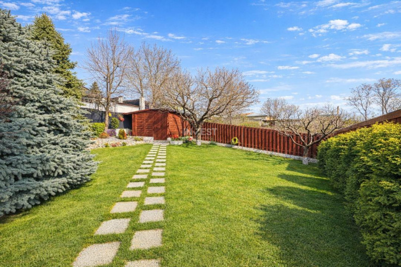 Vilă cu 7 camere, 240 mp utili și 825 mp teren în cartierul Bucium-Iasi