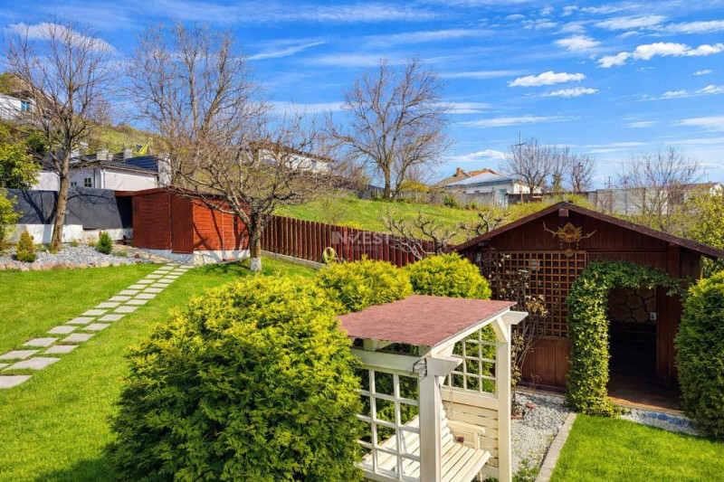 Vilă cu 7 camere, 240 mp utili și 825 mp teren în cartierul Bucium-Iasi