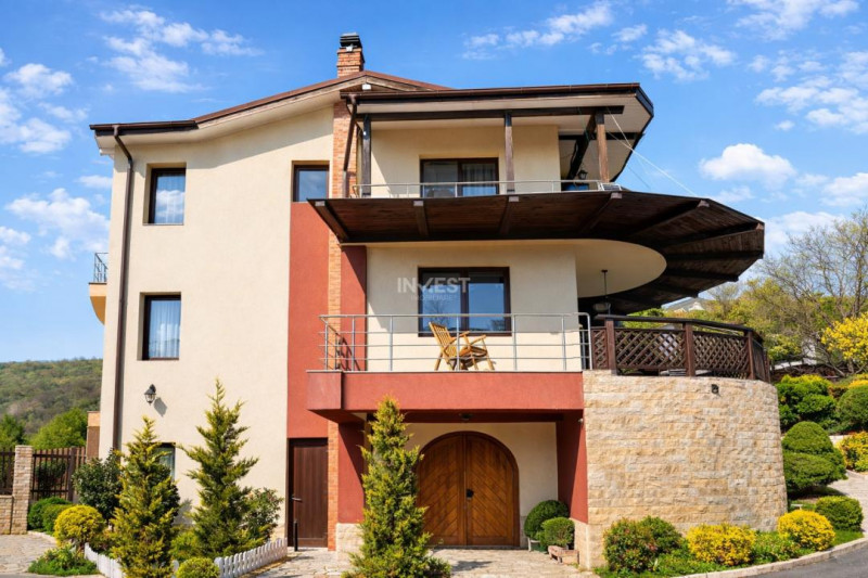 Vilă cu 7 camere, 240 mp utili și 825 mp teren în cartierul Bucium-Iasi