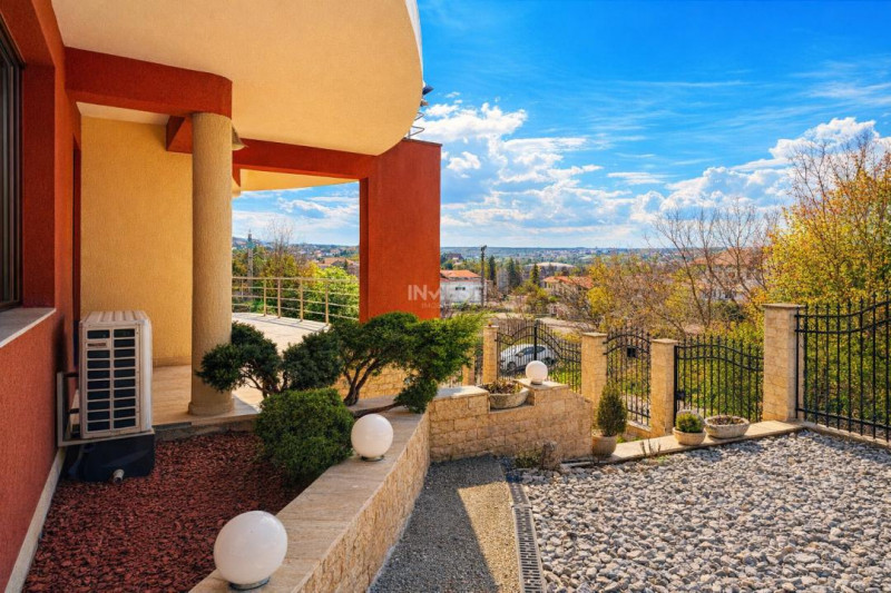 Vilă cu 7 camere, 240 mp utili și 825 mp teren în cartierul Bucium-Iasi