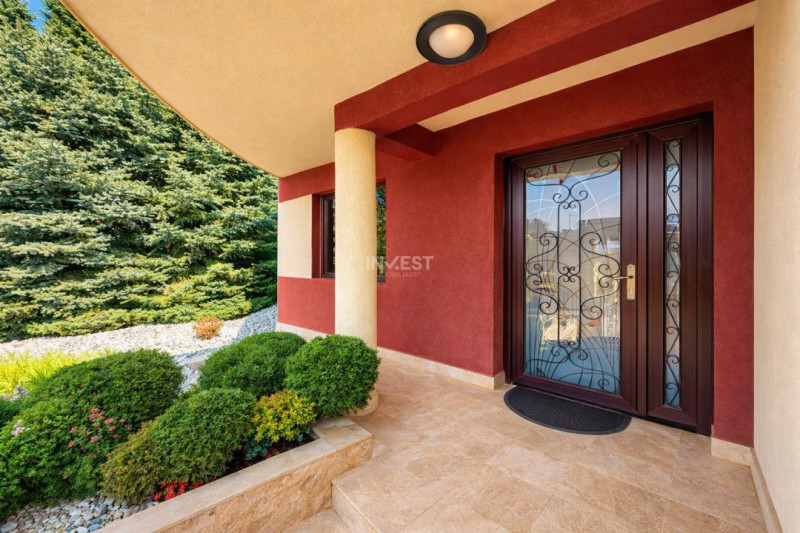 Vilă cu 7 camere, 240 mp utili și 825 mp teren în cartierul Bucium-Iasi