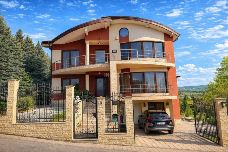 Vilă cu 7 camere, 240 mp utili și 825 mp teren în cartierul Bucium-Iasi