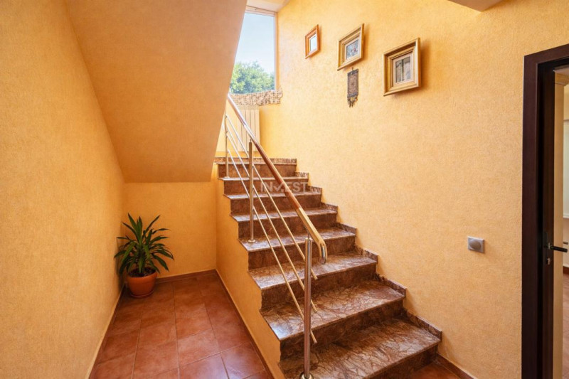 Vilă cu 7 camere, 240 mp utili și 825 mp teren în cartierul Bucium-Iasi