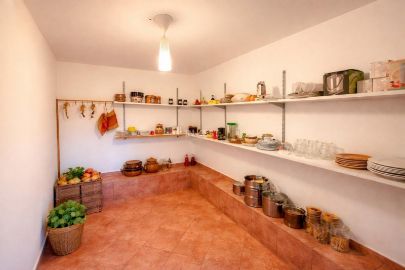 Vilă cu 7 camere, 240 mp utili și 825 mp teren în cartierul Bucium-Iasi