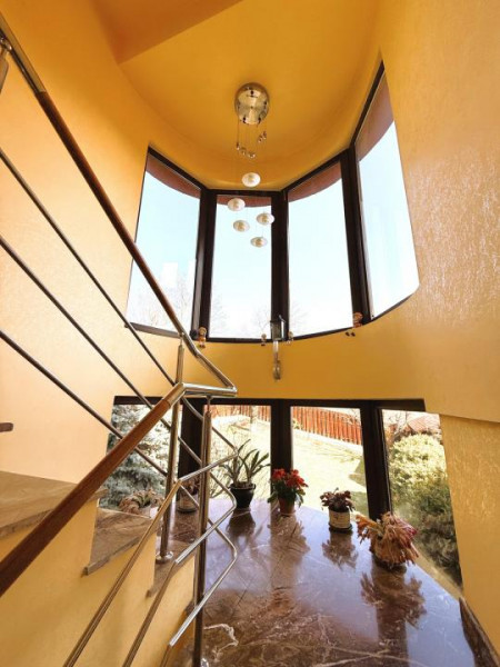 Vilă cu 7 camere, 240 mp utili și 825 mp teren în cartierul Bucium-Iasi