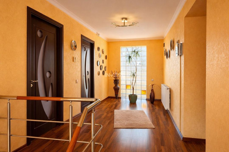 Vilă cu 7 camere, 240 mp utili și 825 mp teren în cartierul Bucium-Iasi