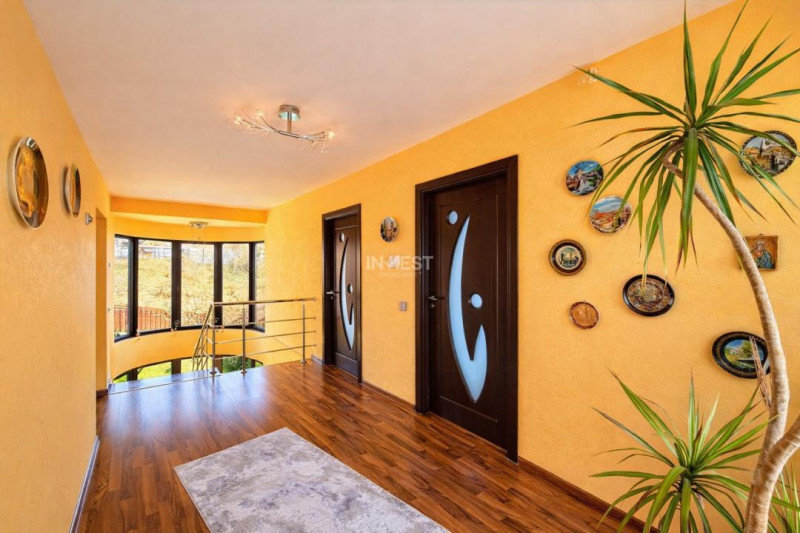 Vilă cu 7 camere, 240 mp utili și 825 mp teren în cartierul Bucium-Iasi