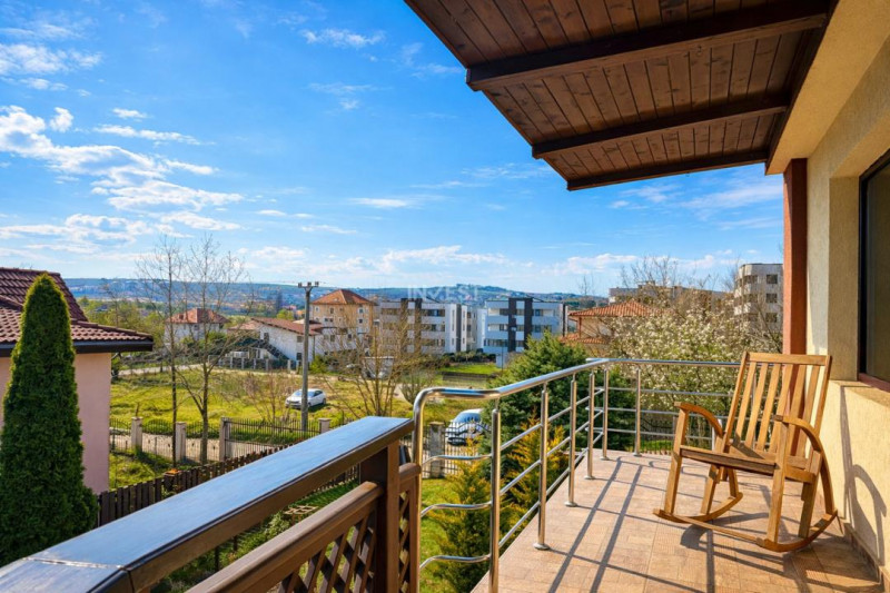 Vilă cu 7 camere, 240 mp utili și 825 mp teren în cartierul Bucium-Iasi