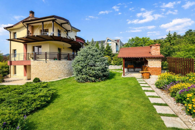 Vilă cu 7 camere, 240 mp utili și 825 mp teren în cartierul Bucium-Iasi