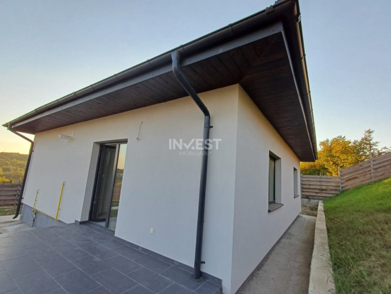 Casă parter, 3 camere, 818 mp teren, zona Valea Adanca
