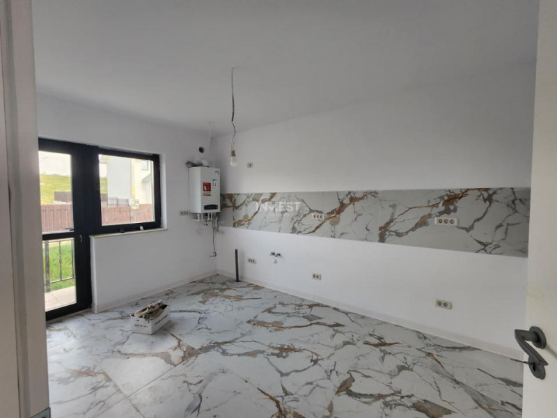 Casa individuala,4 camere,2 bai,110 mp utili,500 mp teren,20 mp Beci, Miroslava