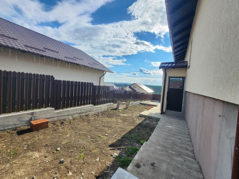 Casa individuala,4 camere,2 bai,110 mp utili,500 mp teren,20 mp Beci, Miroslava