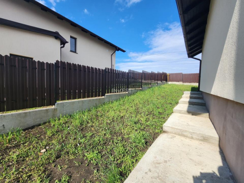 Casa individuala,4 camere,2 bai,110 mp utili,500 mp teren,20 mp Beci, Miroslava