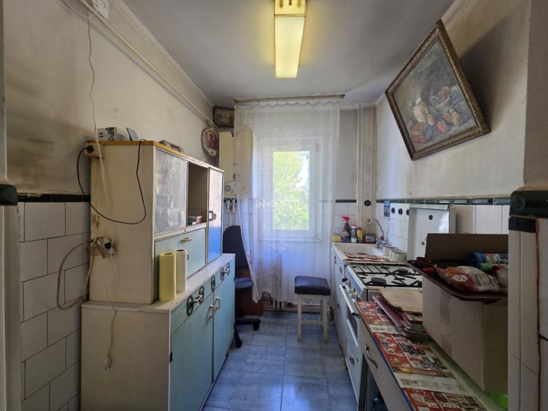 APARTAMENT 3 CAMERE-ETAJ INTERMEDIAR-ZIMBRU