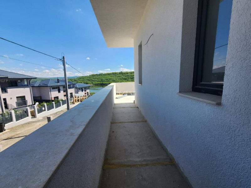 Casa individuala , 4 camere, 3 bai, garaj 26 mp , terasa 40 mp, VALEA ADANCA