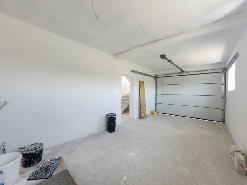 Casa individuala , 4 camere, 3 bai, garaj 26 mp , terasa 40 mp, VALEA ADANCA