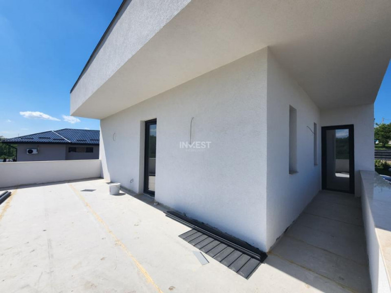 Casa individuala , 4 camere, 3 bai, garaj 26 mp , terasa 40 mp, VALEA ADANCA