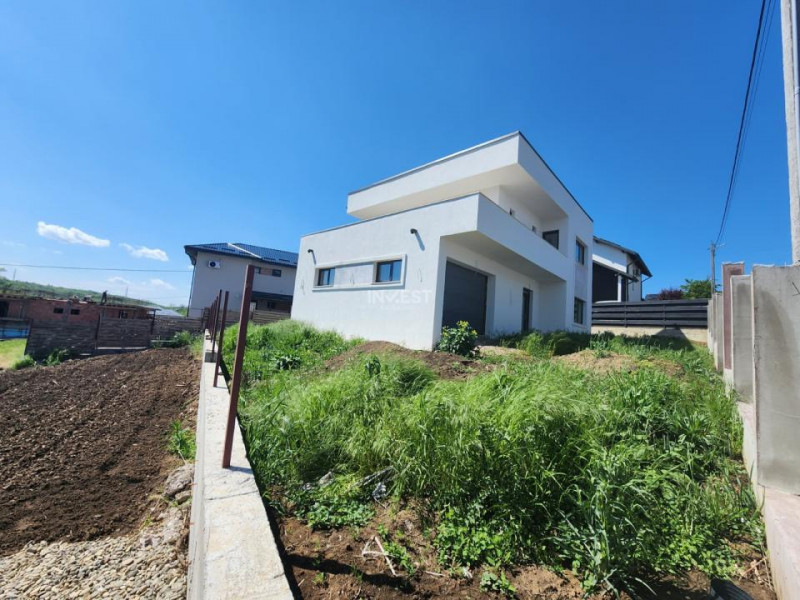 Casa individuala , 4 camere, 3 bai, garaj 26 mp , terasa 40 mp, VALEA ADANCA