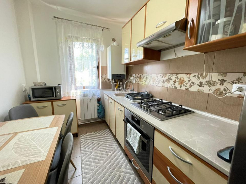 Apartament 3 camere-renovat-Podu Ros-etaj intermediar
