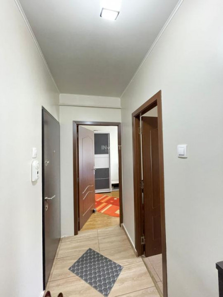 Apartament 3 camere-renovat-Podu Ros-etaj intermediar