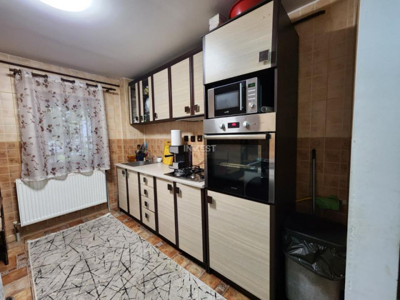 Apartament 2 camere decomandat, parter înalt, Podu Iloaiei – zonă centrală