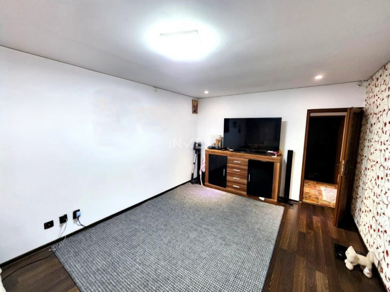 Apartament 2 camere decomandat, parter înalt, Podu Iloaiei – zonă centrală