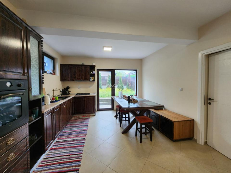 Casa de vanzare 120mp utili, 3 bai zona Valea Adanca-Mega Image