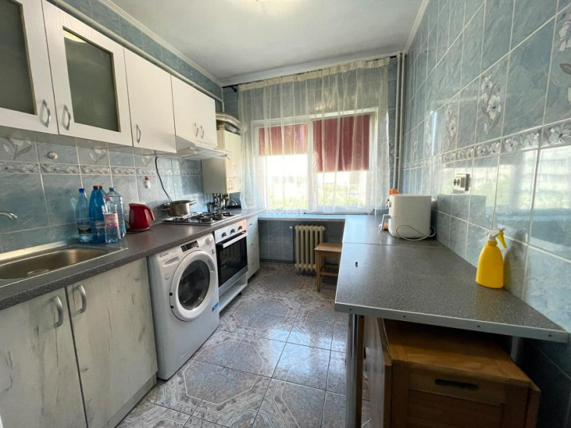 Apartament 2 camere decomandat de inchiriat zona Podu Ros 
