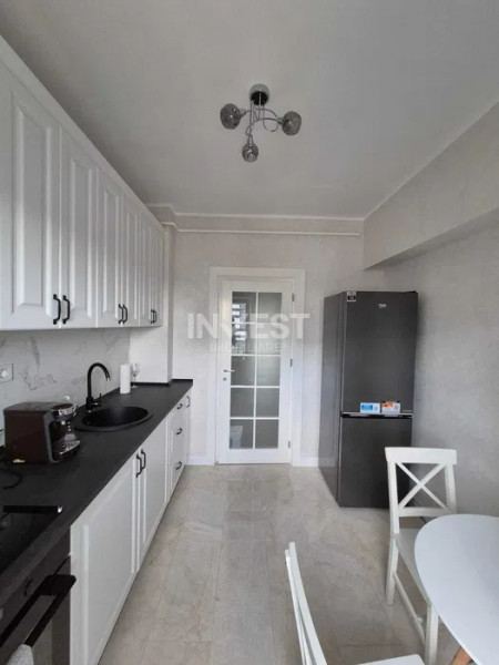 Inchiriez apartament 2 camere decomandat, Royal Town,Copou, prima inchiriere