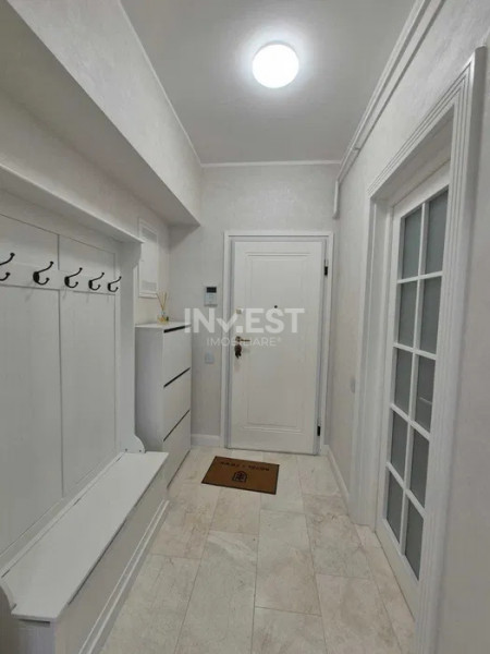 Inchiriez apartament 2 camere decomandat, Royal Town,Copou, prima inchiriere