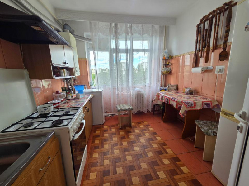 Apartament 3 camere, Decomandat, Etaj intermediar