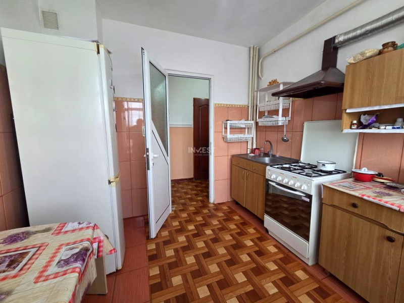 Apartament 3 camere, Decomandat, Etaj intermediar