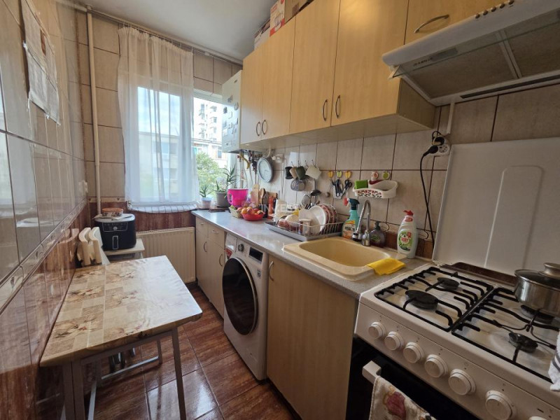 Apartament 2 camere, etaj 3, zona Mircea cel Batran