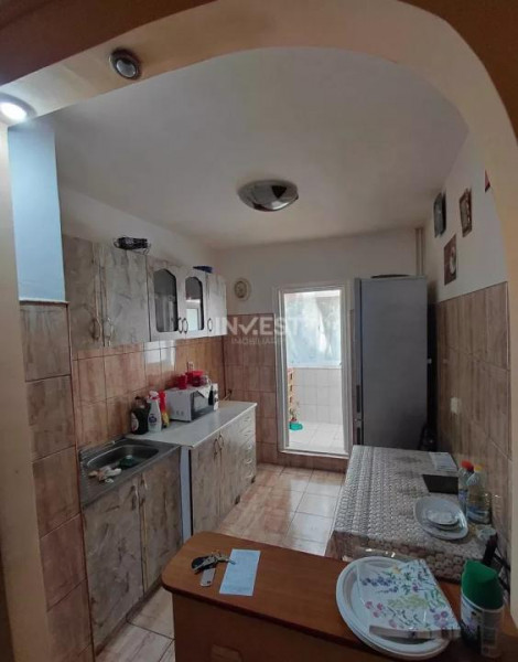 Apartament de 2 camere, decomandat, etaj intermediar