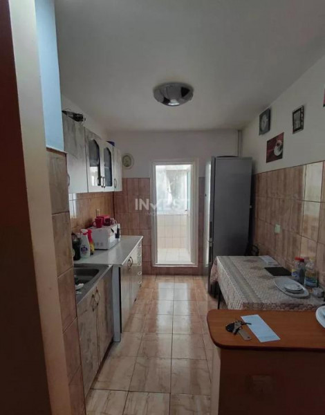 Apartament de 2 camere, decomandat, etaj intermediar