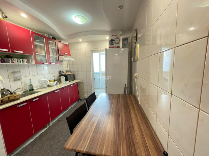 Apartament 3 camere decomandat-Baza 3-etaj intermediar