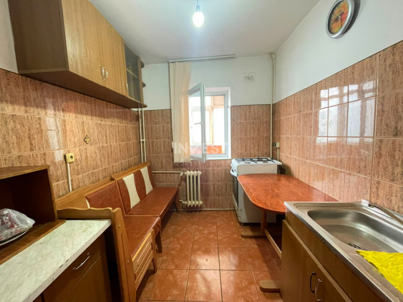 Apartament 2 camere decomandat-Podul de Fier-etaj intermediar