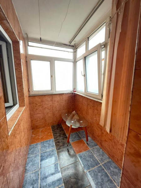Apartament 2 camere decomandat-Podul de Fier-etaj intermediar