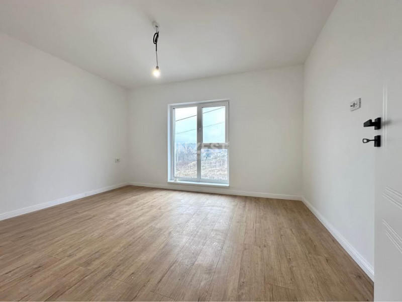CASA INDIVIDUALA - 3 CAMERE - 2 BAI - 350 MP TEREN - langa Scoala Vorovesti