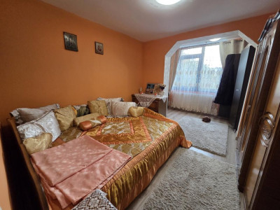 Apartament de 3 camere, decomandat, zona Alexandru cel Bun-Statia Familial