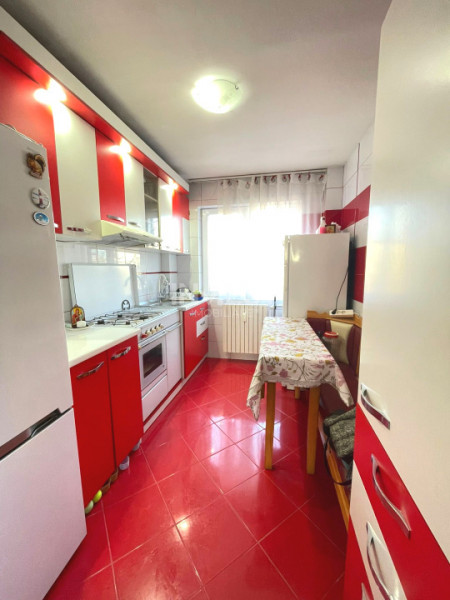 Apartament de vanzare cu 3 camere, decomandat, zona Piata Nicolina, Iasi