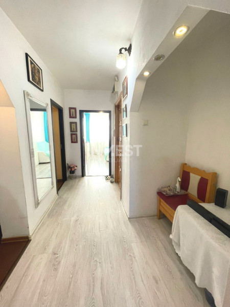 Apartament de vanzare cu 3 camere, decomandat, zona Piata Nicolina, Iasi