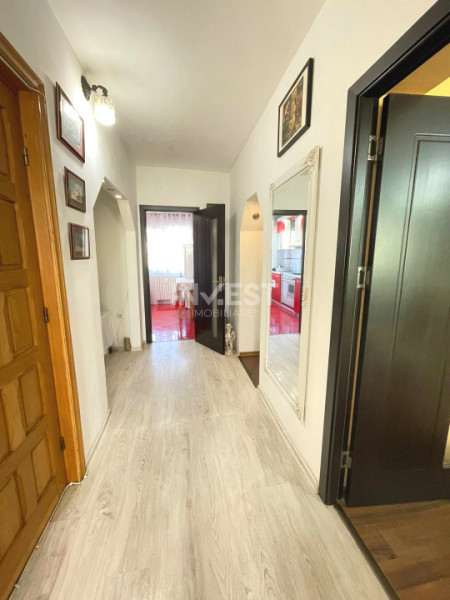 Apartament de vanzare cu 3 camere, decomandat, zona Piata Nicolina, Iasi