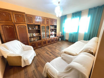 Apartament de vanzare cu 3 camere, decomandat, zona Piata Nicolina, Iasi